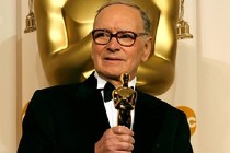 Ennio Morricone at the Oscars: “I dedicate this award to my wife”