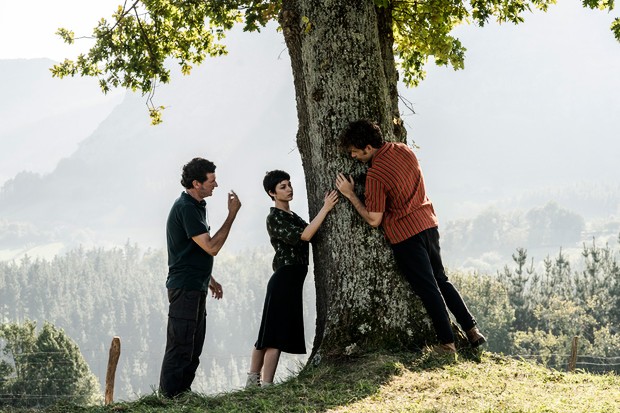 Julio Medem putting the finishing touches to The Tree of Blood