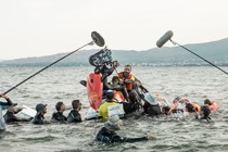 Marcel Barrena fend de sa caméra une mer houleuse dans Mediterráneo