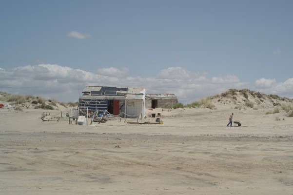 El mar nos mira de lejos : sur le sable