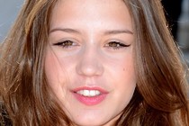 Adèle Exarchopoulos hostess di volo nel primo lungometraggio di Emmanuel Marre, Rien à foutre