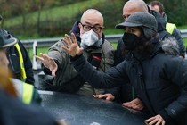 Álex de la Iglesia filming El cuarto pasajero