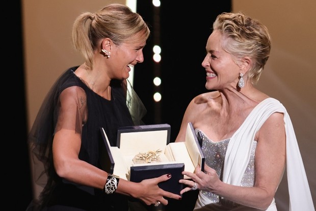 Titane recibe la Palma de Oro de Cannes