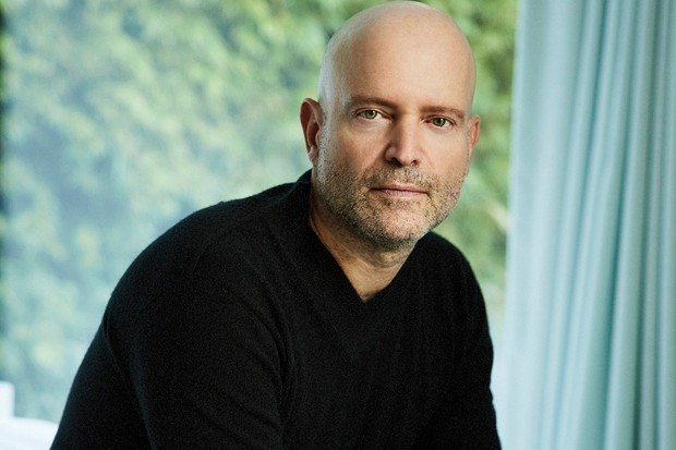 Marc Forster dirigerà Tom Hanks nell'adattamento USA del best-seller svedese L’uomo che metteva in ordine il mondo