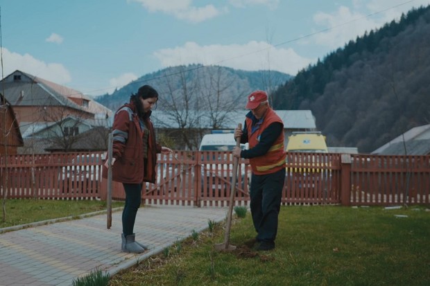 Critique : Mountains and Heaven in Between