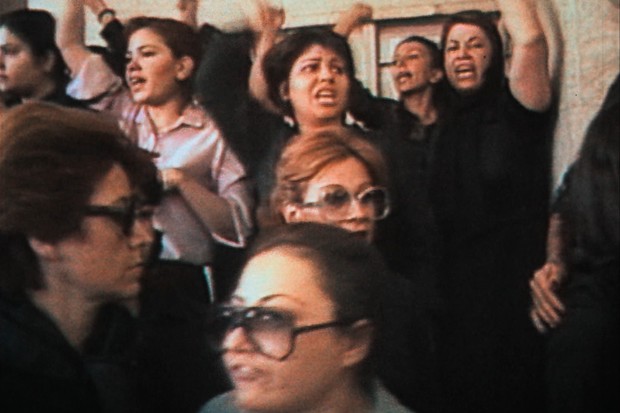 Recenzie: Între revoluții
