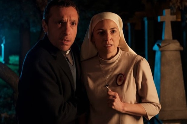 Alex de la Iglesia produit le premier long-métrage de Jimina Sabadú, Anatema