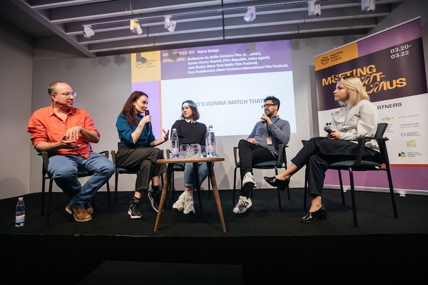 Au Meeting Point Vilnius, des intervenants à une discussion se soucient de ramener les gens dans les salles après la pandémie