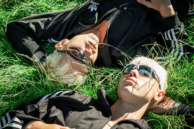 Les stars montantes estoniennes Eskobros se préparent à boucler le tournage de leur premier long-métrage, Two of Me