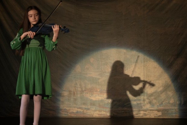 ESCLUSIVA: Le prime immagini del film di Anne McCabe girato in irlandese, Blue Fiddle