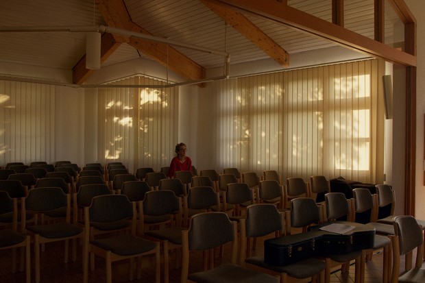 Critique : God Between Us