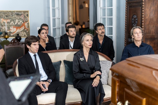 Manuel Gómez Pereira returns with Un funeral de locos