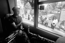 Vitaly Mansky è tornato a Lviv per raccontare una città trasformata dalla guerra in Time to the Target