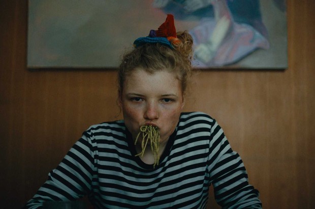 Recensione: How to Be Normal and the Oddness of the Other World
