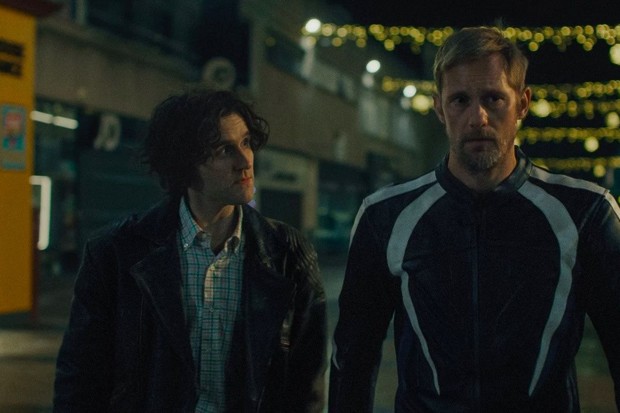 Alexander Skarsgård y Harry Melling protagonizan Pillion, seleccionada en Cannes