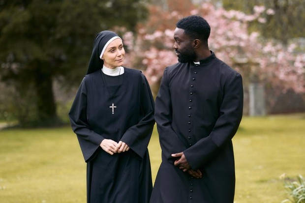 Paapa Essiedu e Keeley Hawes protagonisti della serie romantica di Peter Hoar Falling