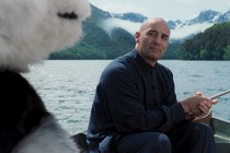 Oriol Cardús debutta nel cinema di finzione con Una pistola, una bala y un oso panda